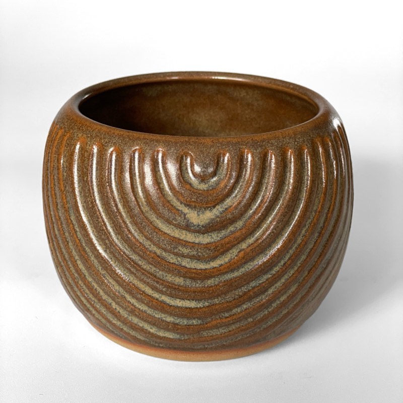 Round bowl in amber-brown glaze carved with concentric arches