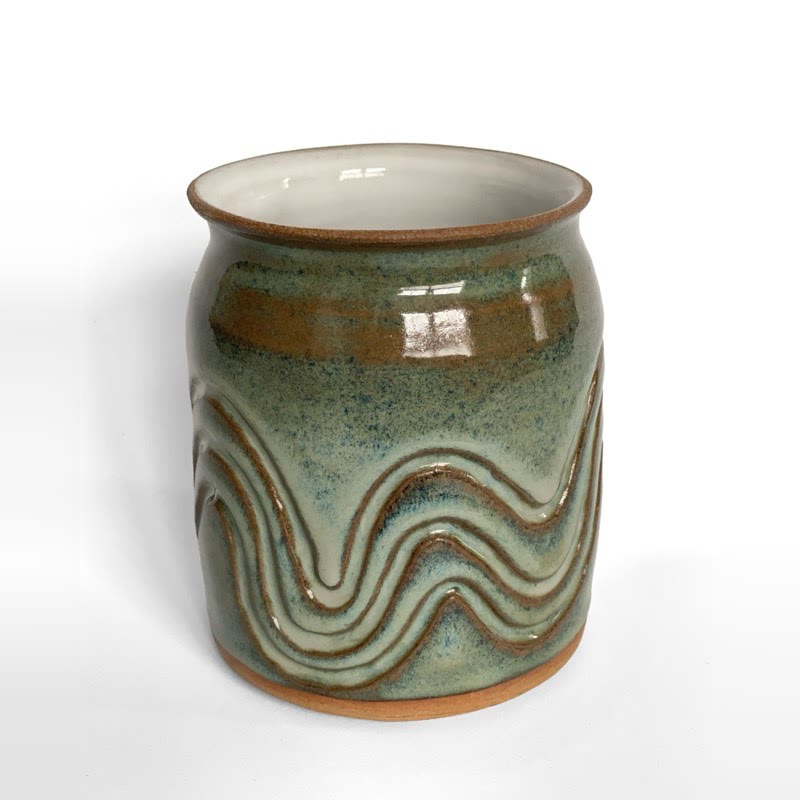 Green speckled utensil pot carved with bold waves