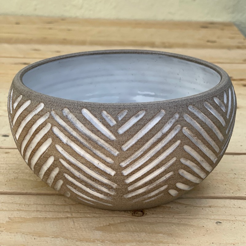 Grey speckled bowl carved with a white-glazed chevron pattern