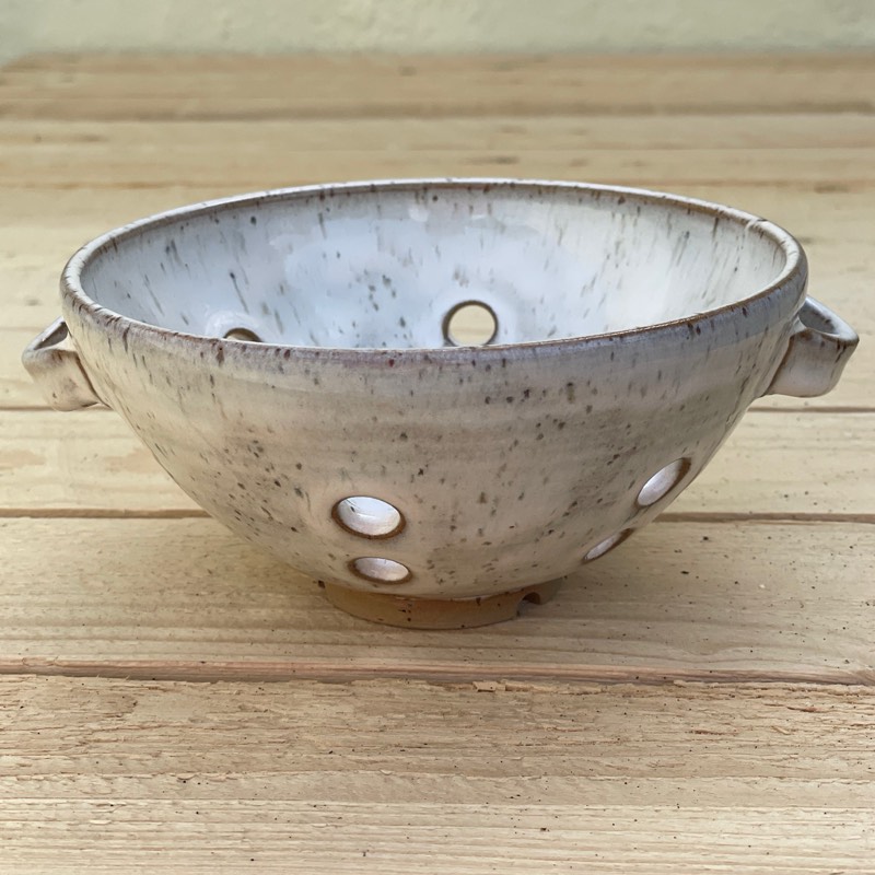 Speckled white berry bowl with handles and drainage holes